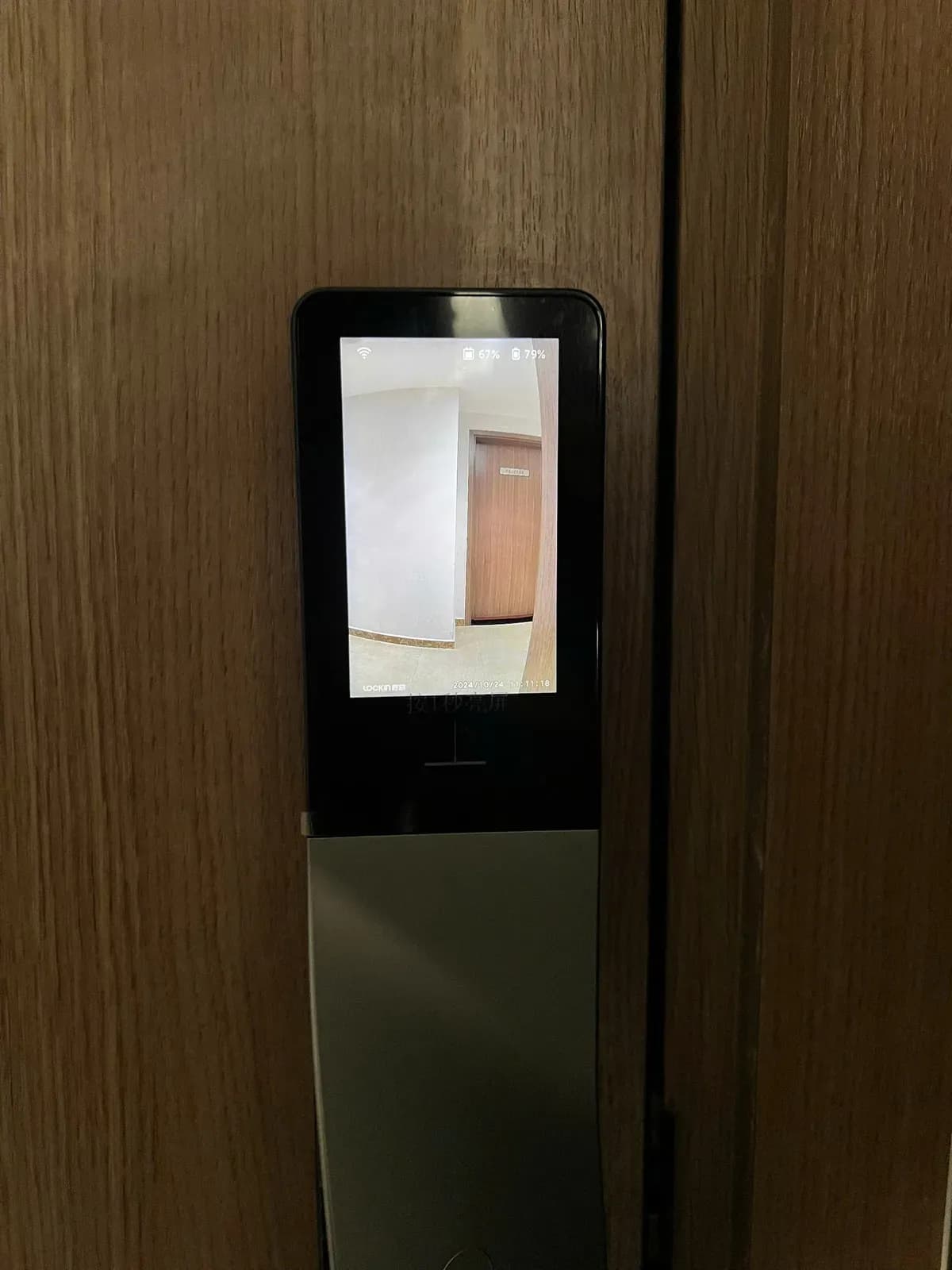 Màn hình trong nhà Lockin V5 Max hiển thị camera