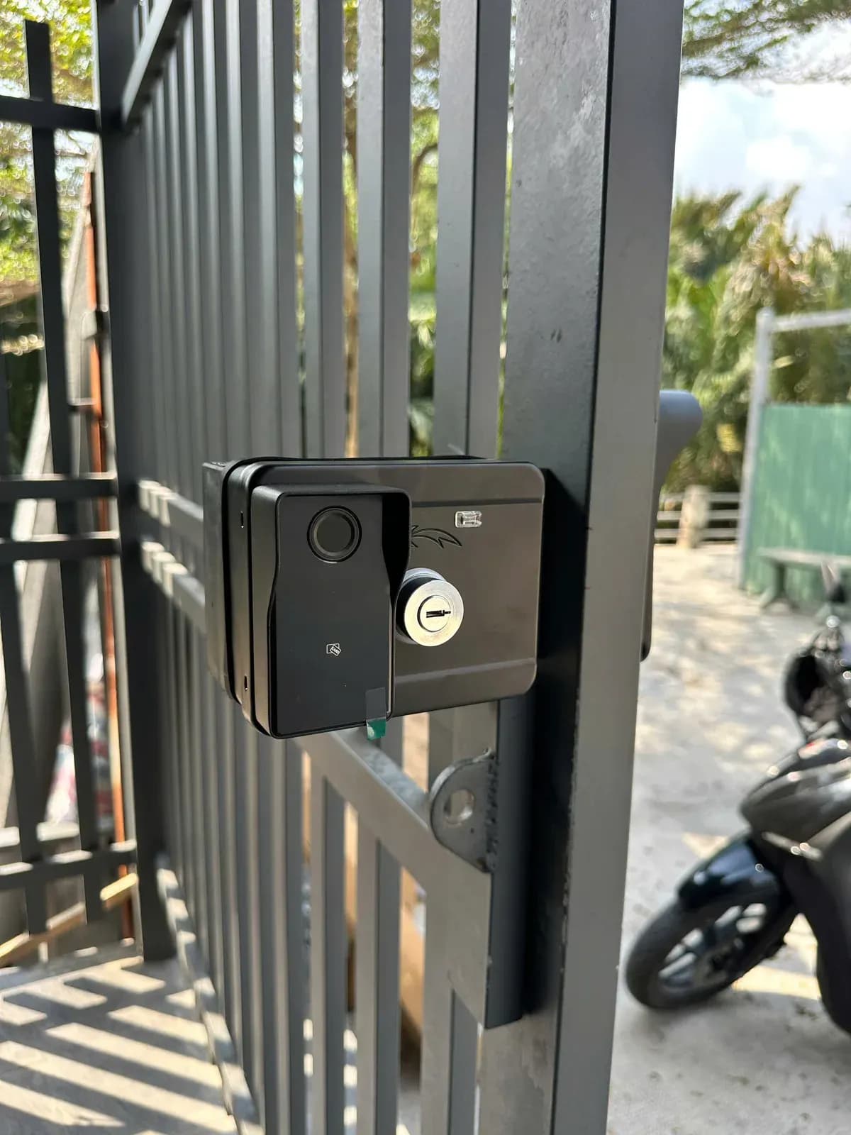 Khóa cổng AKIA N1 chống nước lắp trên cổng sắt