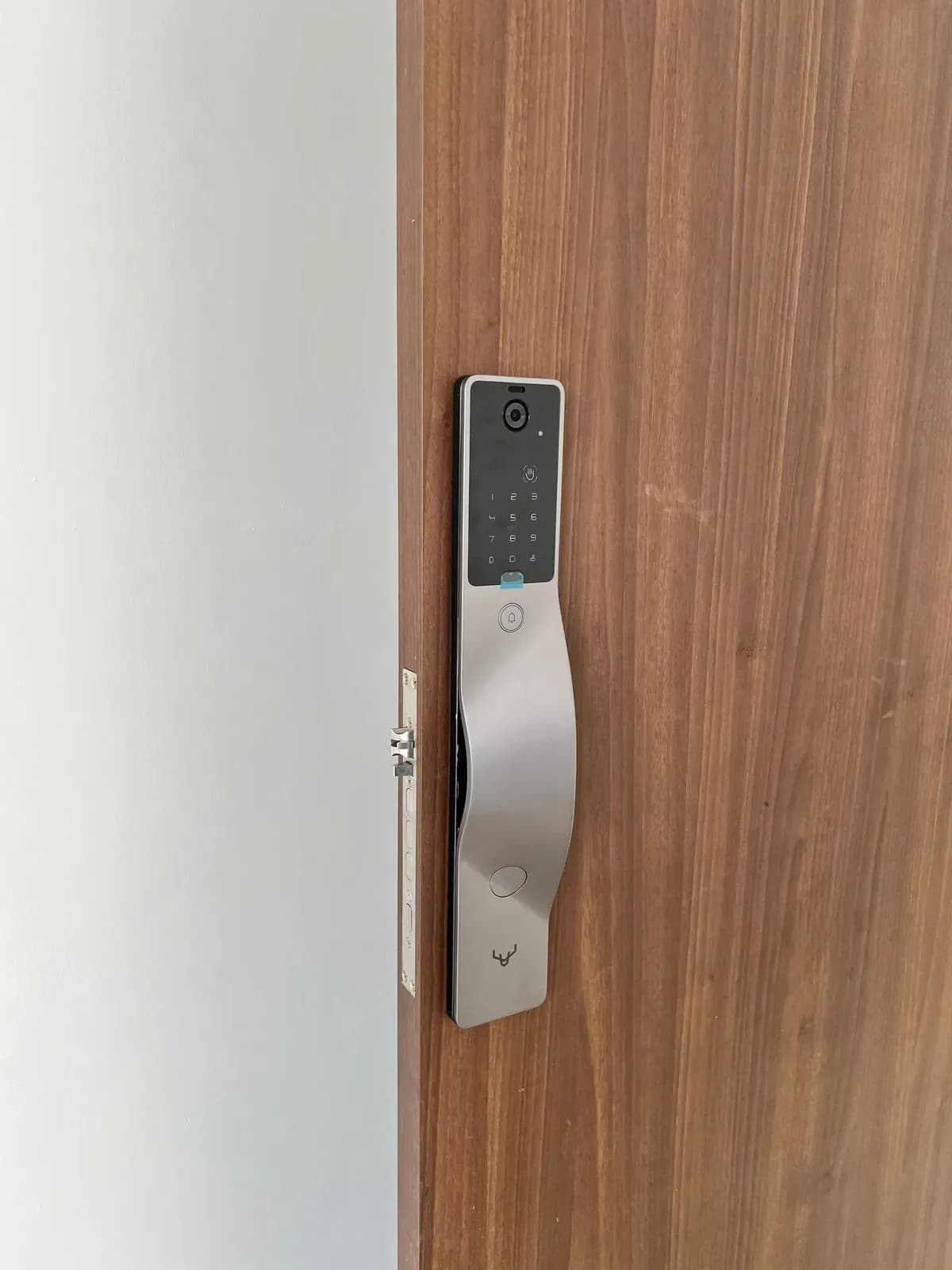 Khóa Lockin V5 Max nhận diện khuôn mặt 3D lắp trên cửa gỗ