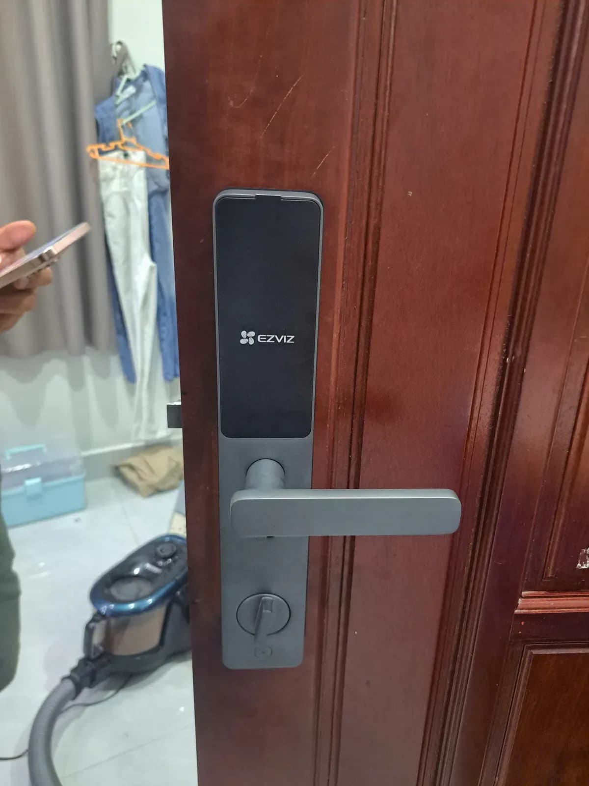 Khóa Ezviz DL05 lắp trên cửa gỗ