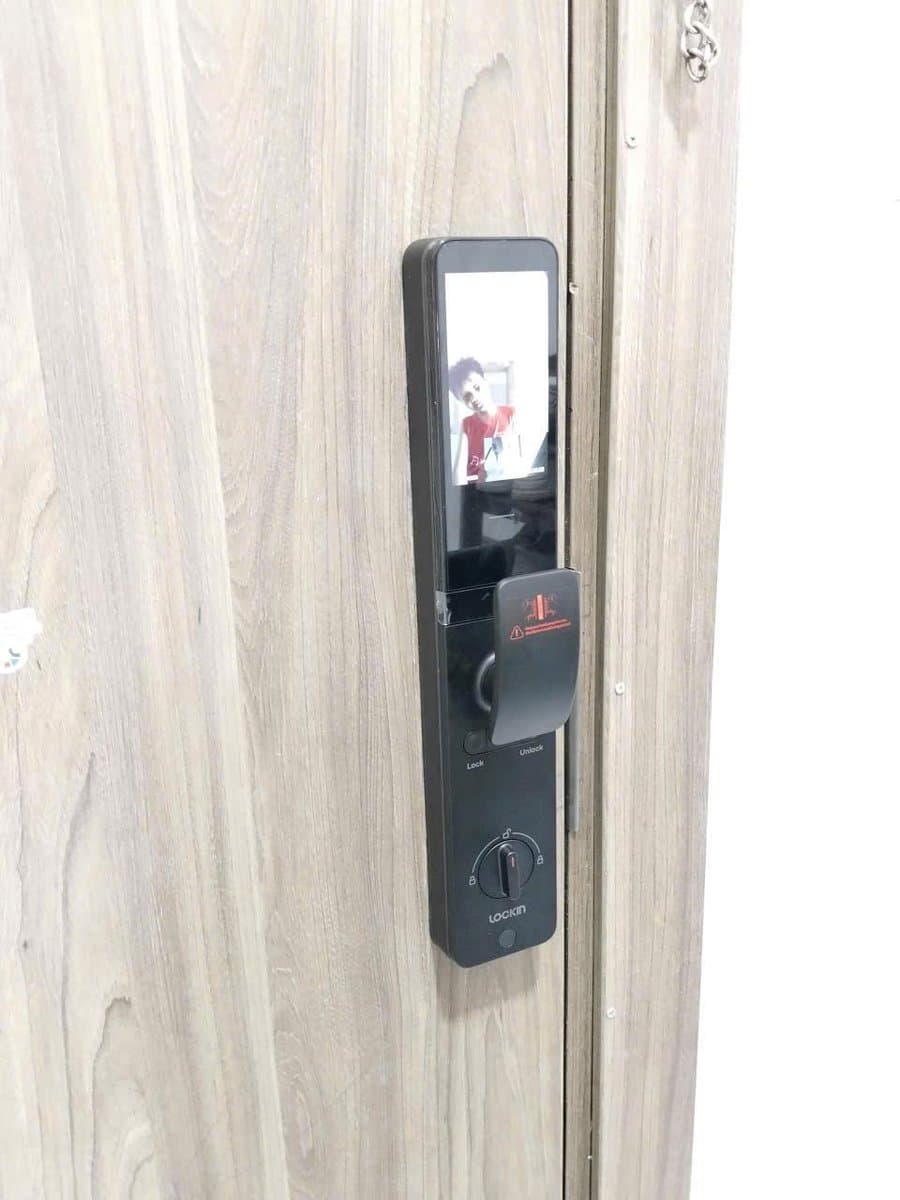 LOCKIN Q2F - Mặt trong có màn hình video, tay gạt, màu đen