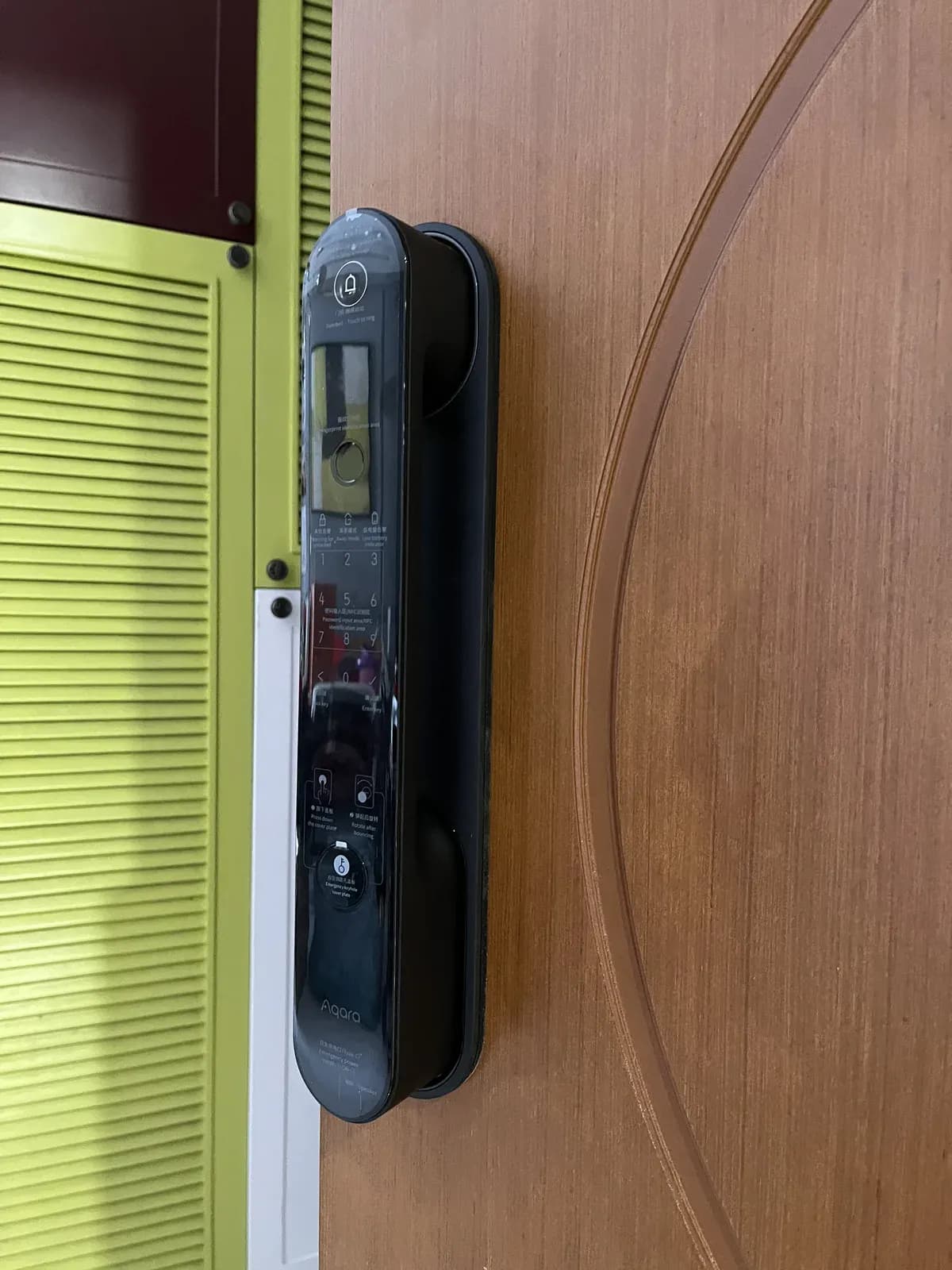 Khóa Aqara D100 push-pull lắp trên cửa gỗ