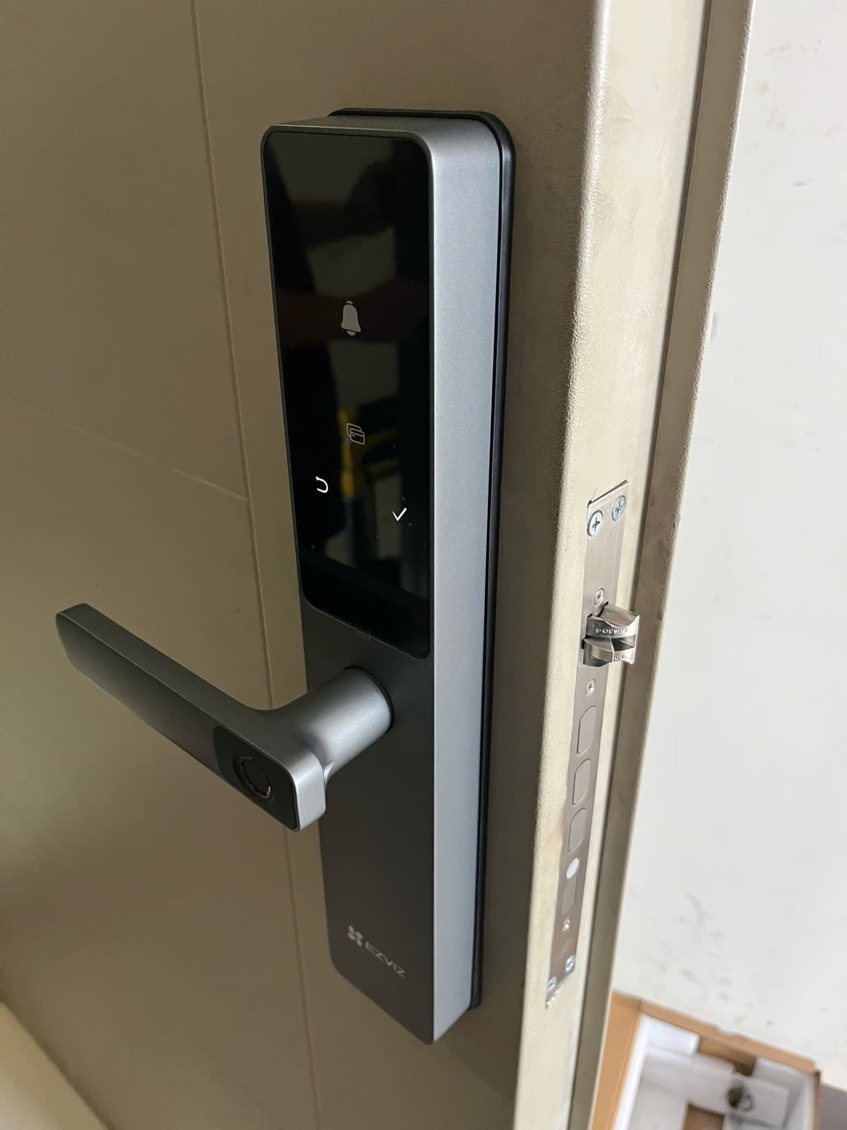 Khoá điện tử lắp cửa nhựa composite — công trình thực tế doorlock.vn (02/07/2026)
