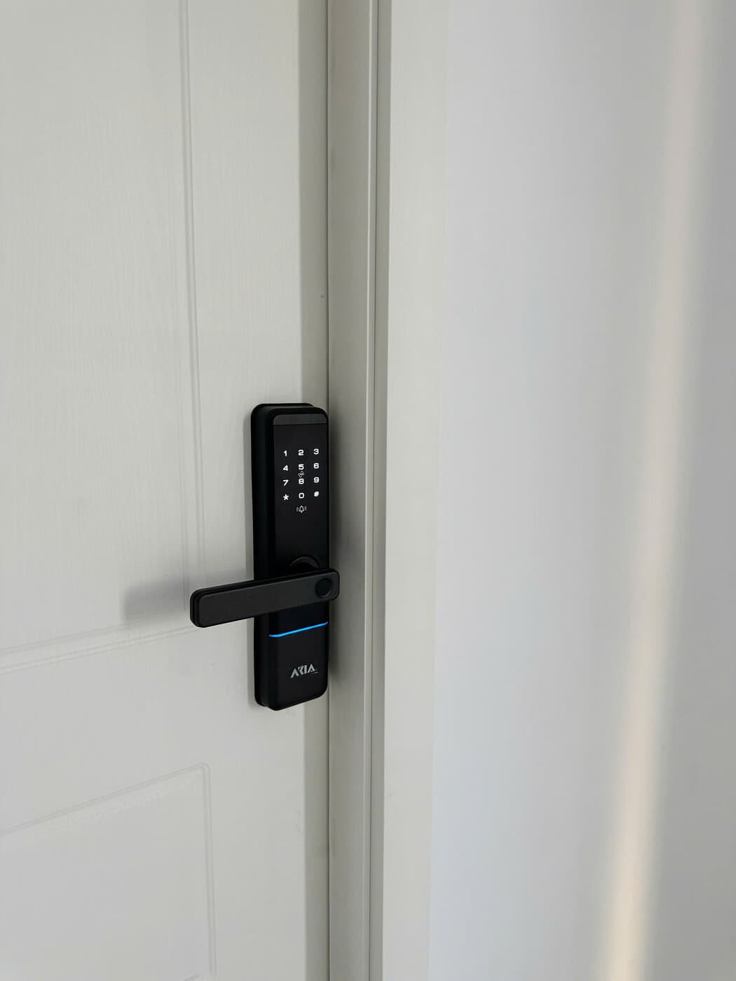 Khoá điện tử lắp cửa nhựa composite — công trình thực tế doorlock.vn