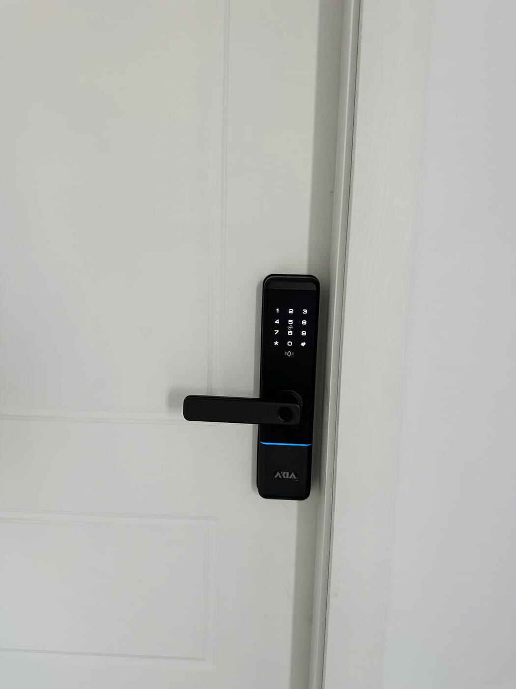 Khoá điện tử lắp cửa nhựa composite — công trình thực tế doorlock.vn