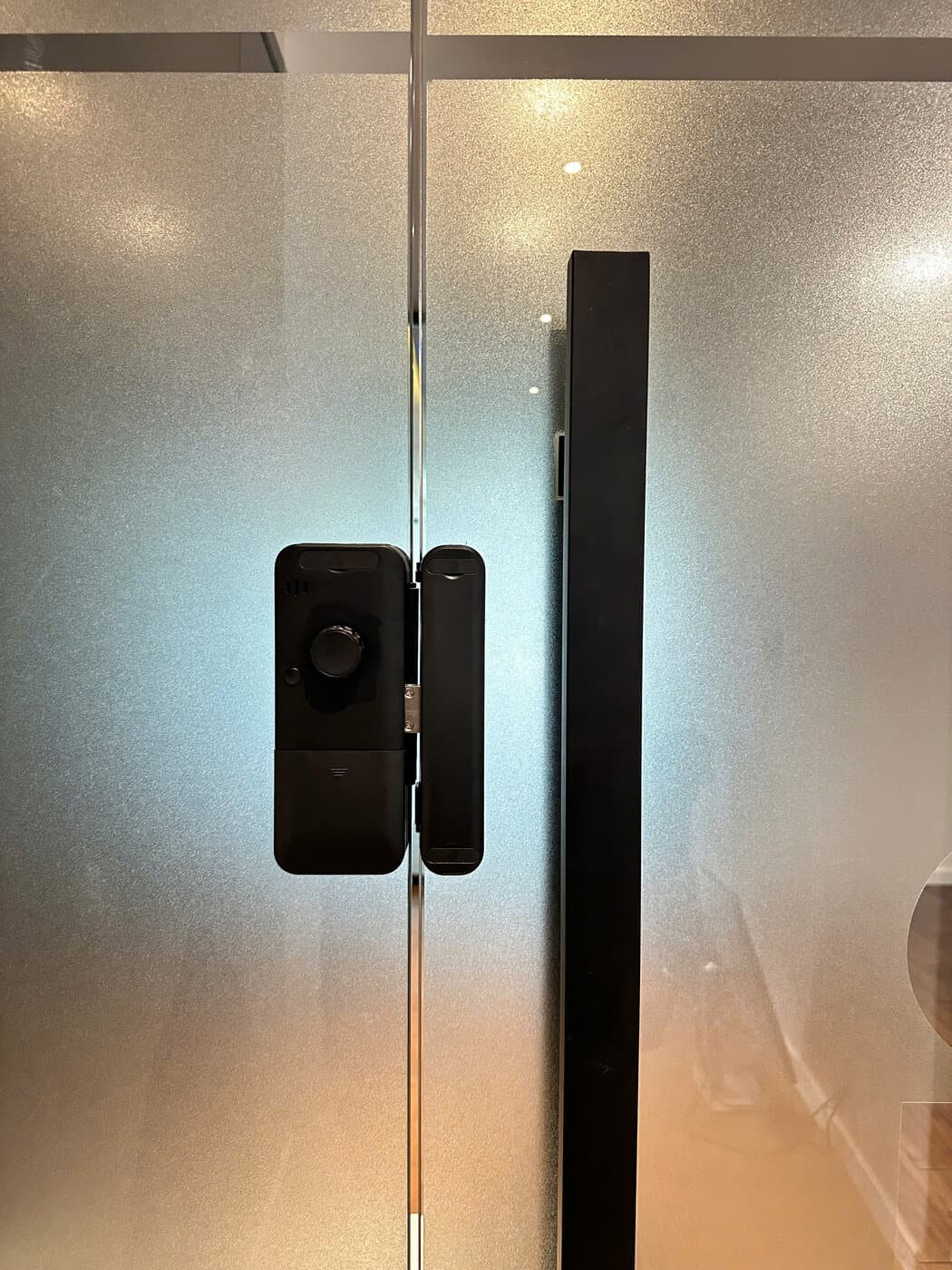 Khoá điện tử lắp cửa nhựa composite — công trình thực tế doorlock.vn