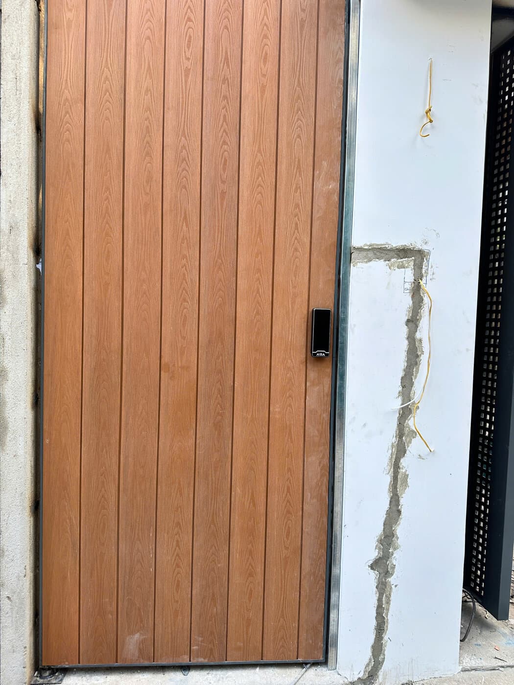 Khoá điện tử lắp cửa nhựa composite — công trình thực tế doorlock.vn