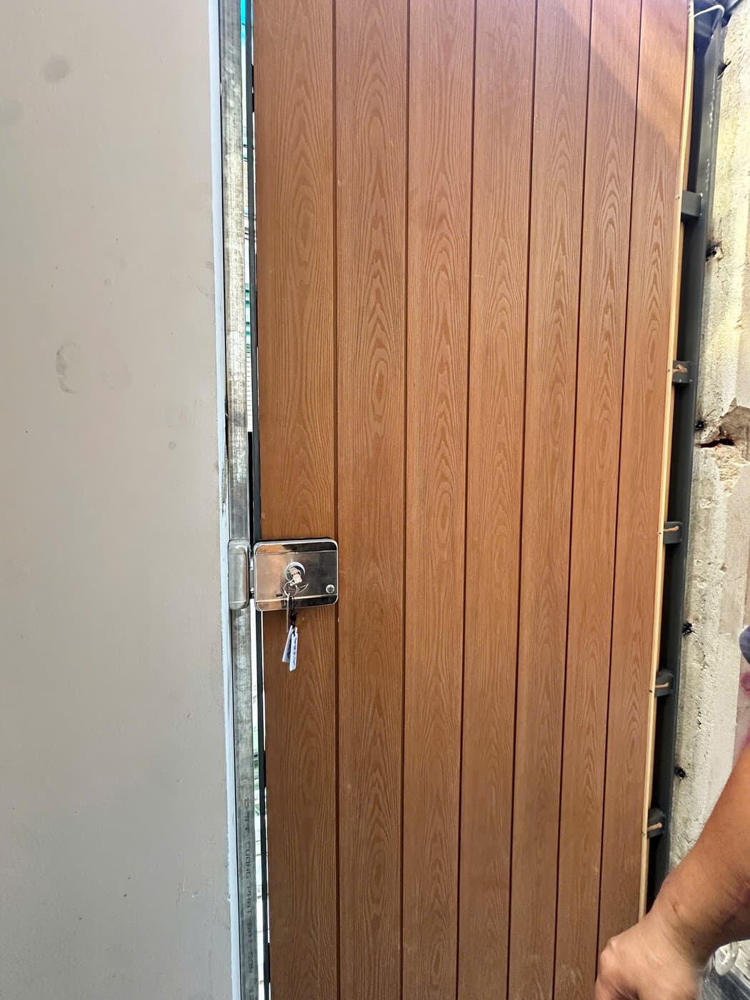 Khoá điện tử lắp cửa gỗ — công trình thực tế doorlock.vn