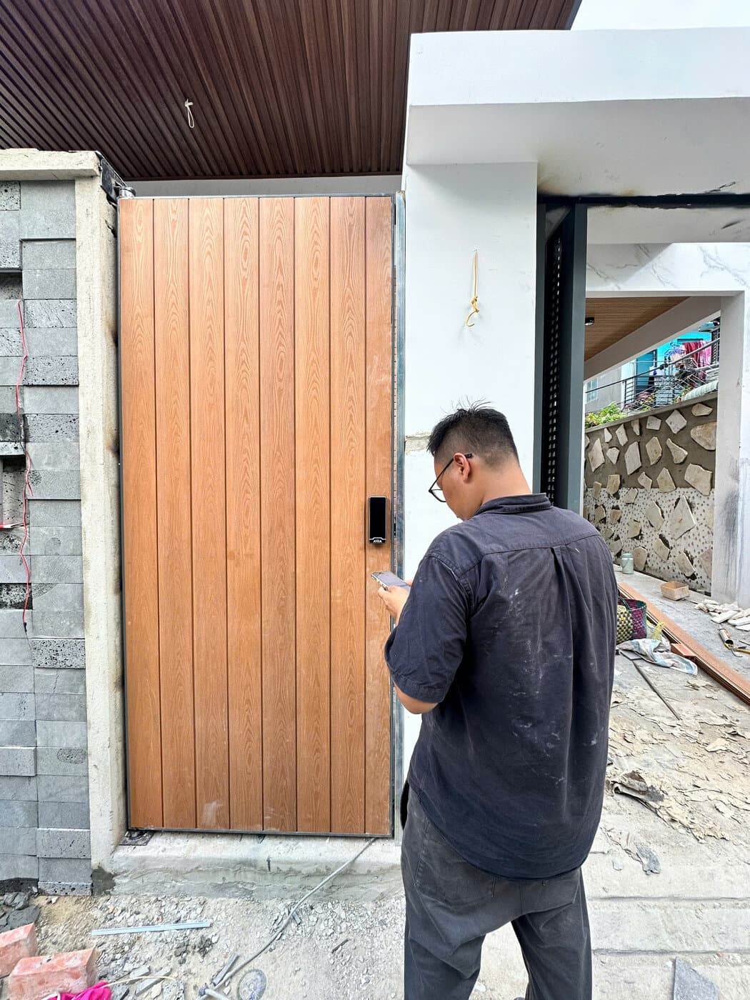 Khoá điện tử lắp cửa gỗ — công trình thực tế doorlock.vn