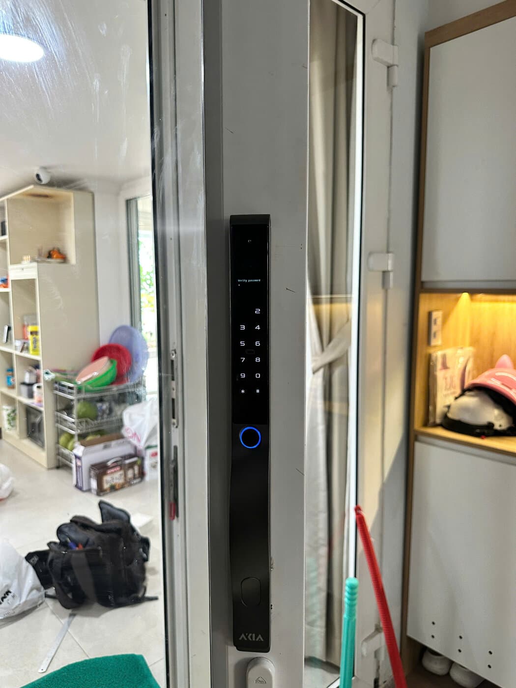 Khoá điện tử lắp cửa nhôm kính — công trình thực tế doorlock.vn