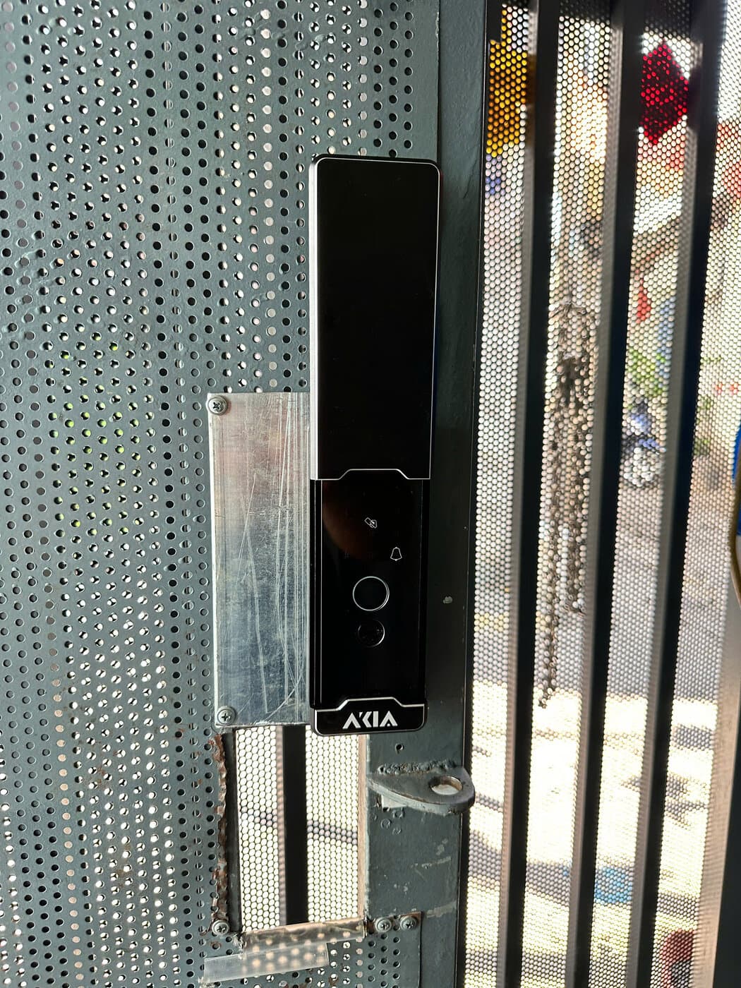 Khoá điện tử lắp cửa nhôm kính — công trình thực tế doorlock.vn