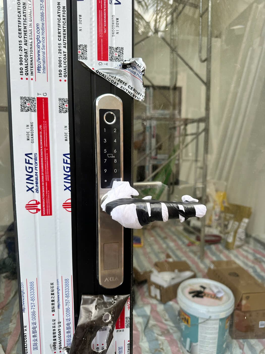 Khoá điện tử lắp cửa nhôm kính — công trình thực tế doorlock.vn