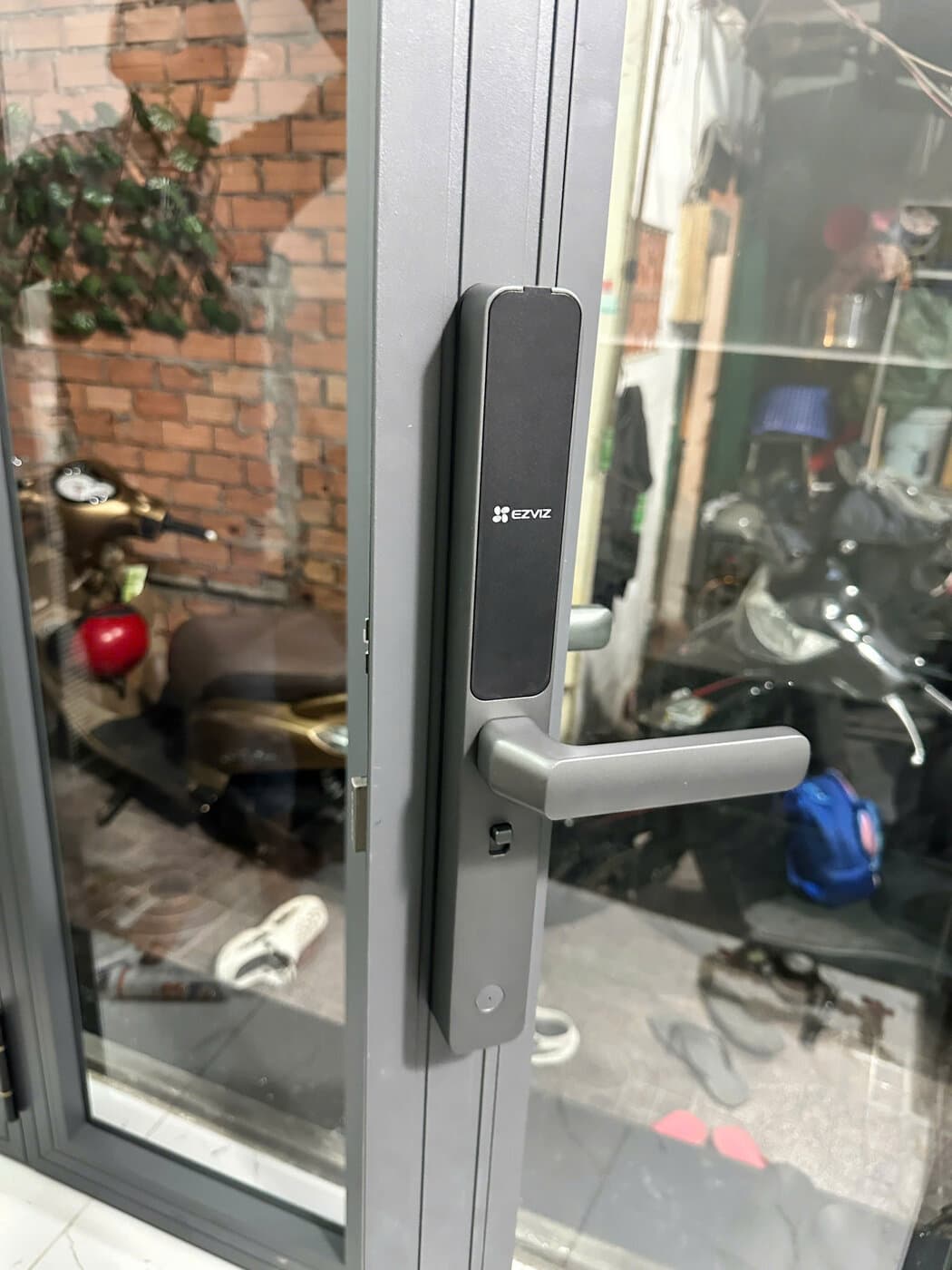 Khoá điện tử lắp cửa nhôm kính — công trình thực tế doorlock.vn