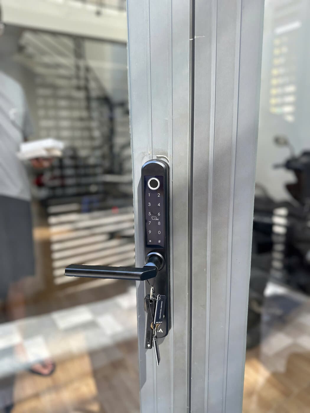 Khoá điện tử lắp cửa nhôm kính — công trình thực tế doorlock.vn