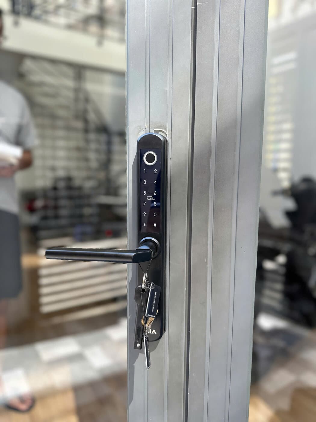 Khoá điện tử lắp cửa nhôm kính — công trình thực tế doorlock.vn