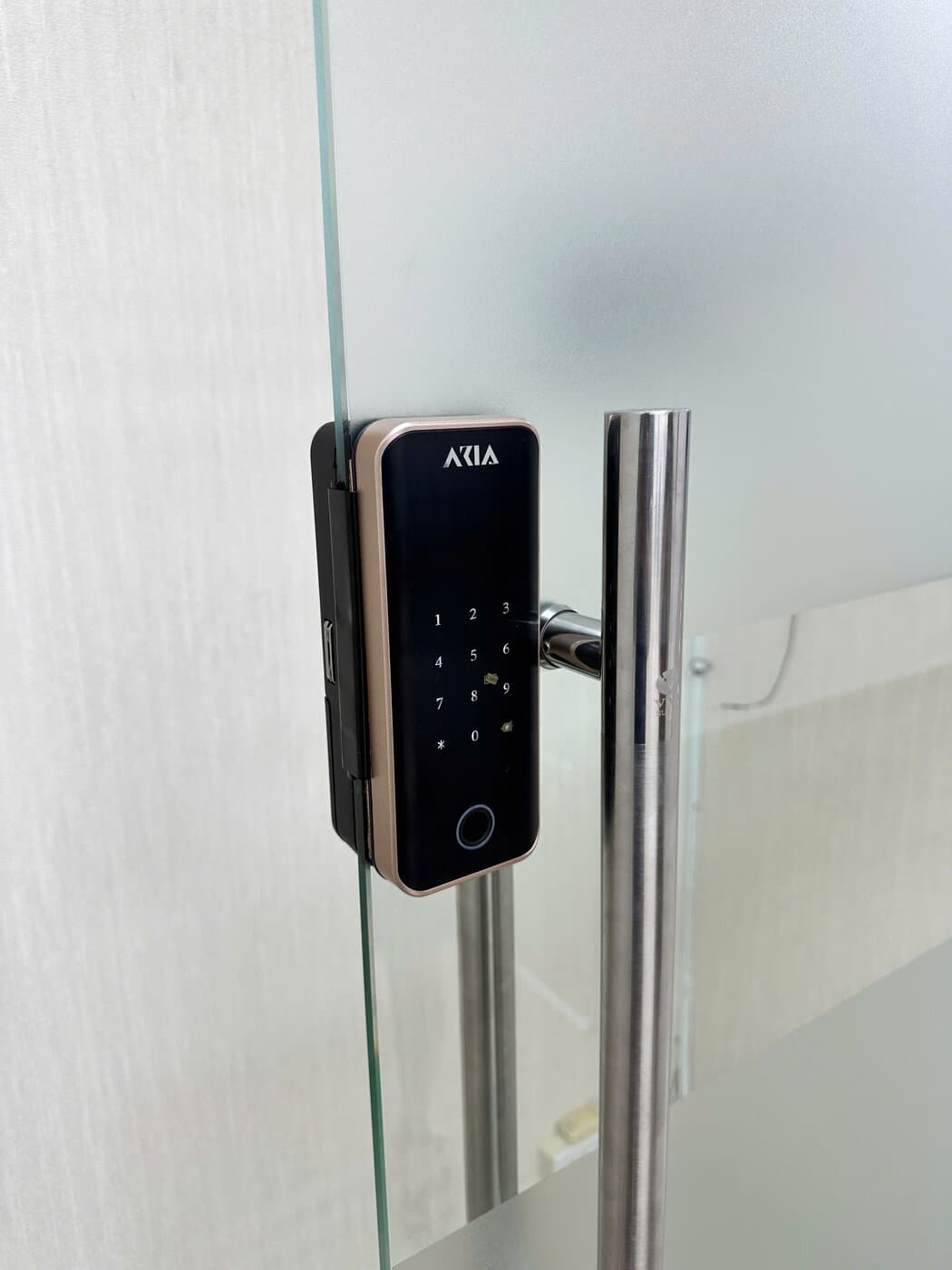 Khoá điện tử lắp cửa nhôm kính — công trình thực tế doorlock.vn