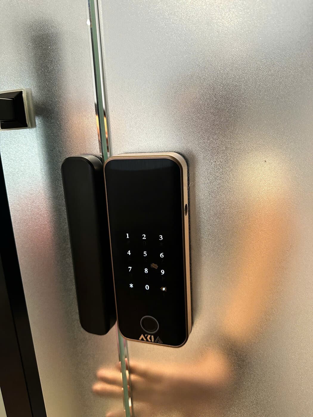 Khoá điện tử lắp cửa nhôm kính — công trình thực tế doorlock.vn