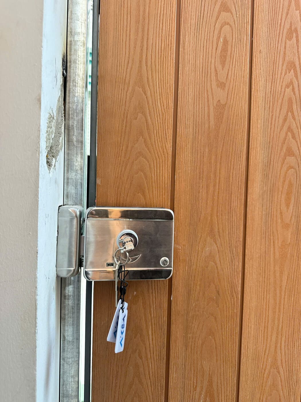 Khoá điện tử lắp cửa nhôm kính — công trình thực tế doorlock.vn