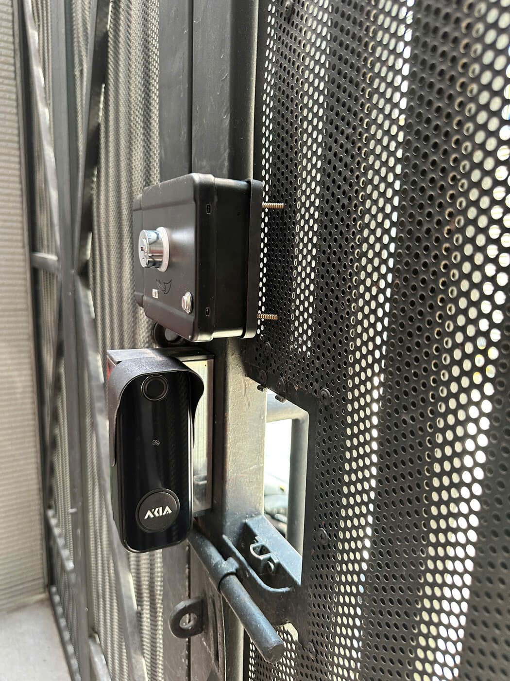 Khoá điện tử lắp cửa thép, cổng — công trình thực tế doorlock.vn