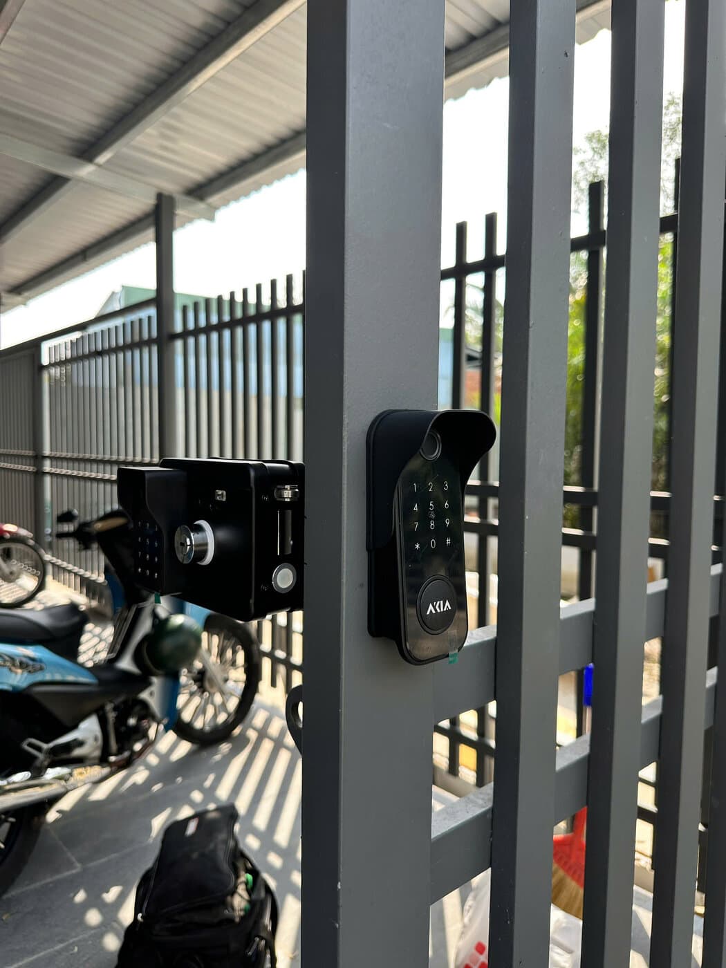 Khoá điện tử lắp cửa thép, cổng — công trình thực tế doorlock.vn