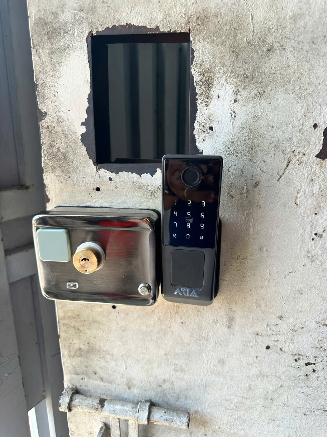Khoá điện tử lắp cửa thép, cổng — công trình thực tế doorlock.vn
