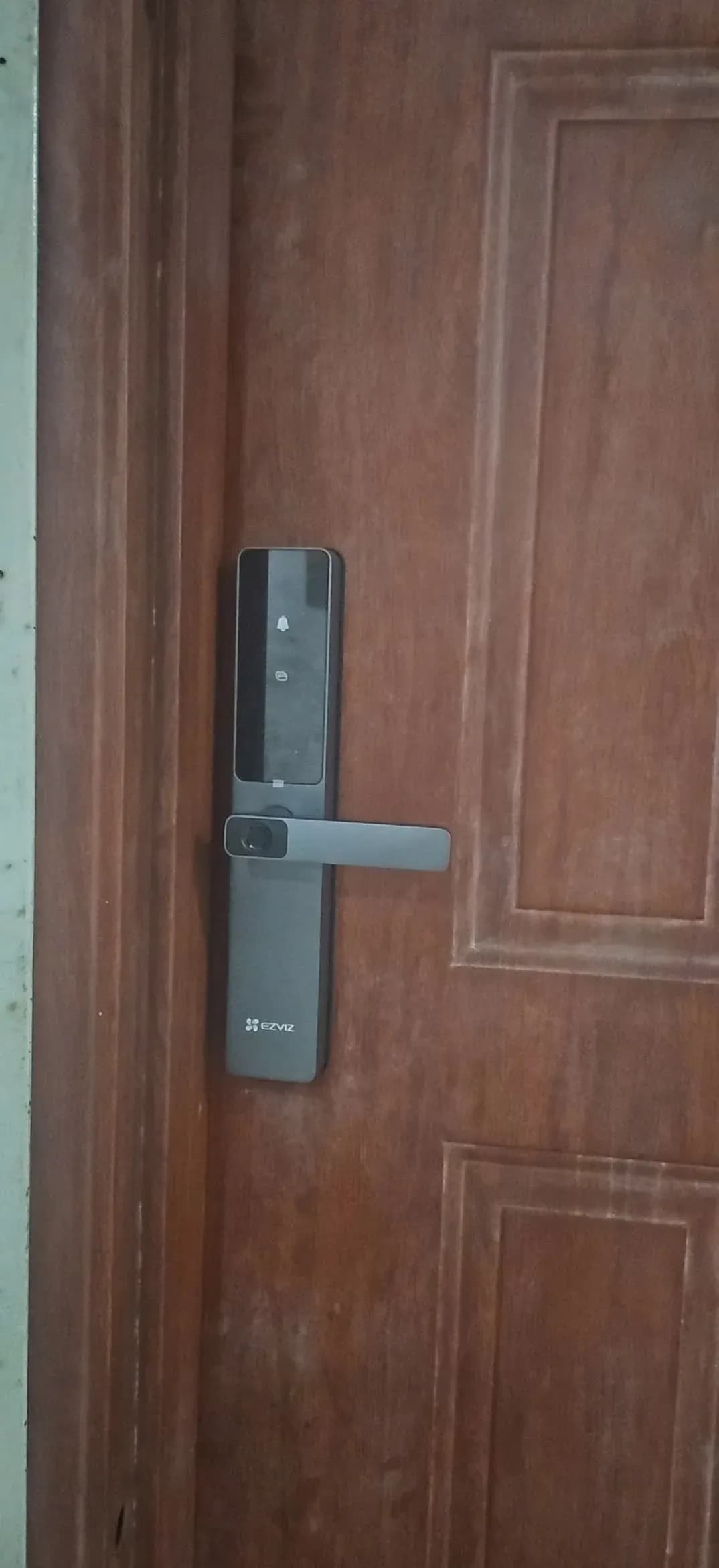Khóa thông minh lắp trên cửa thực tế