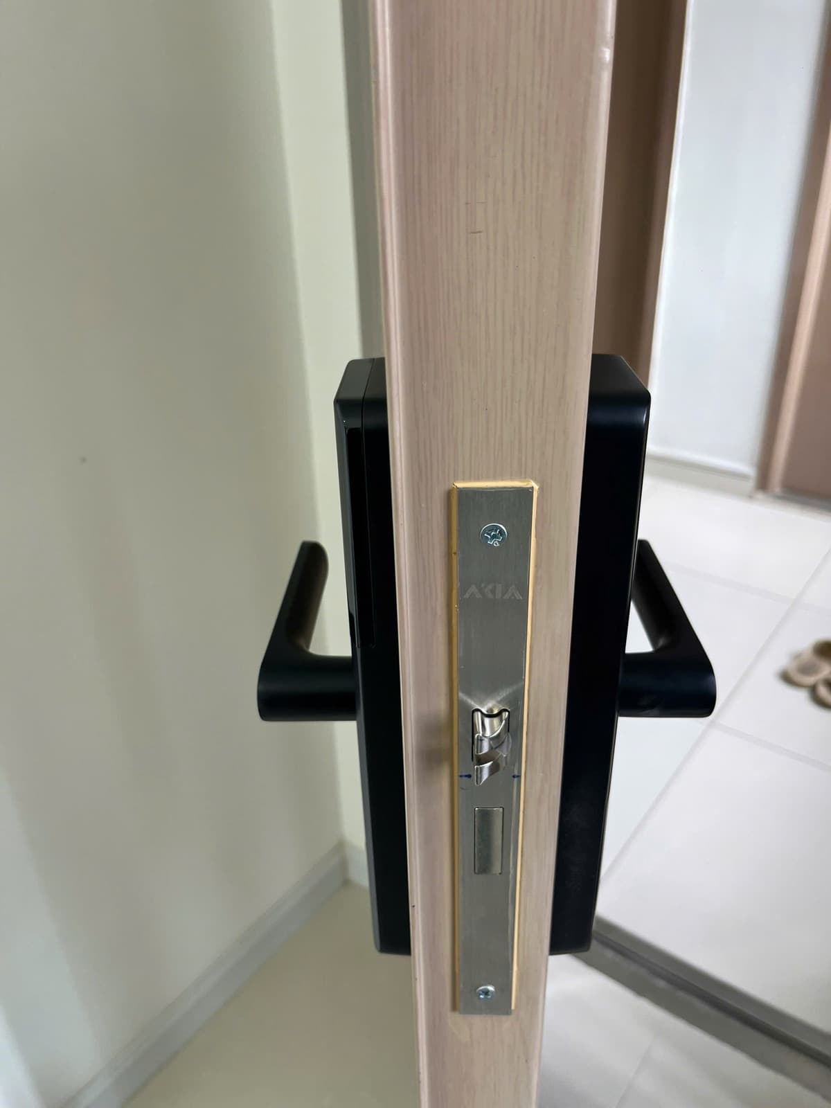Khoá điện tử lắp cửa gỗ — công trình thực tế doorlock.vn (04/06/2026)