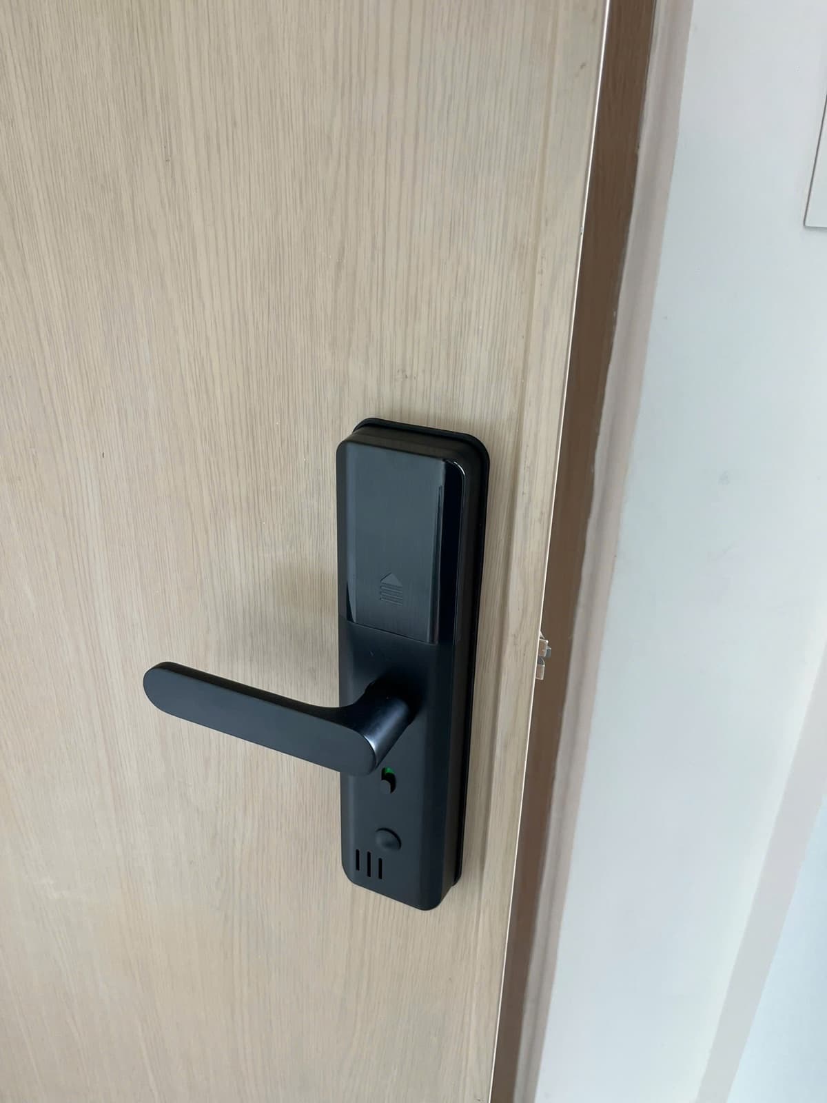 Khoá điện tử lắp cửa gỗ — công trình thực tế doorlock.vn (04/06/2026)