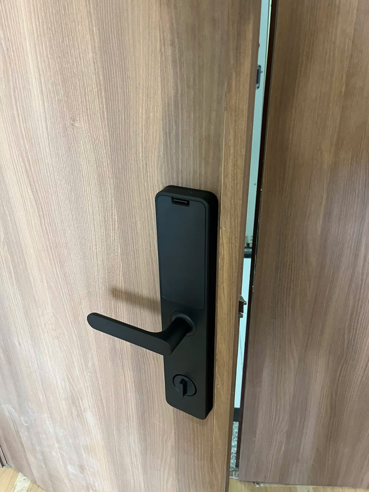 Khoá điện tử lắp cửa gỗ — công trình thực tế doorlock.vn (17/06/2026)