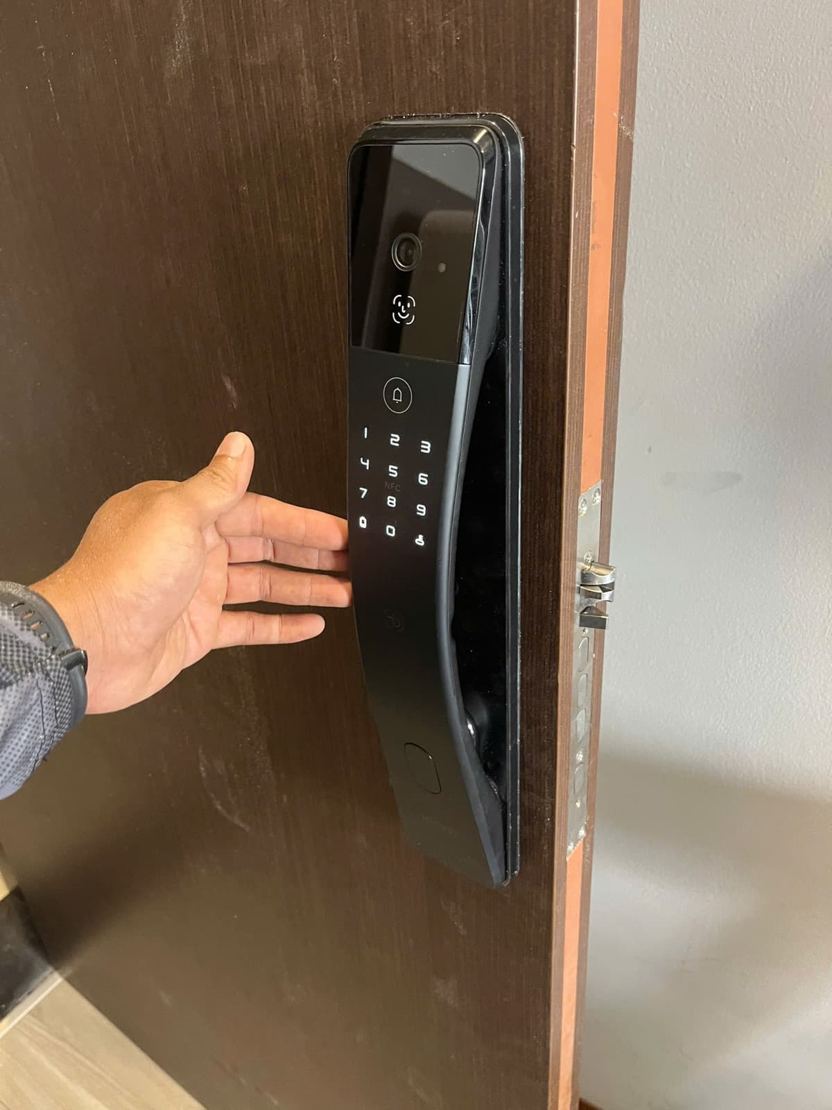 Khoá điện tử lắp cửa gỗ — công trình thực tế doorlock.vn (20/06/2026)