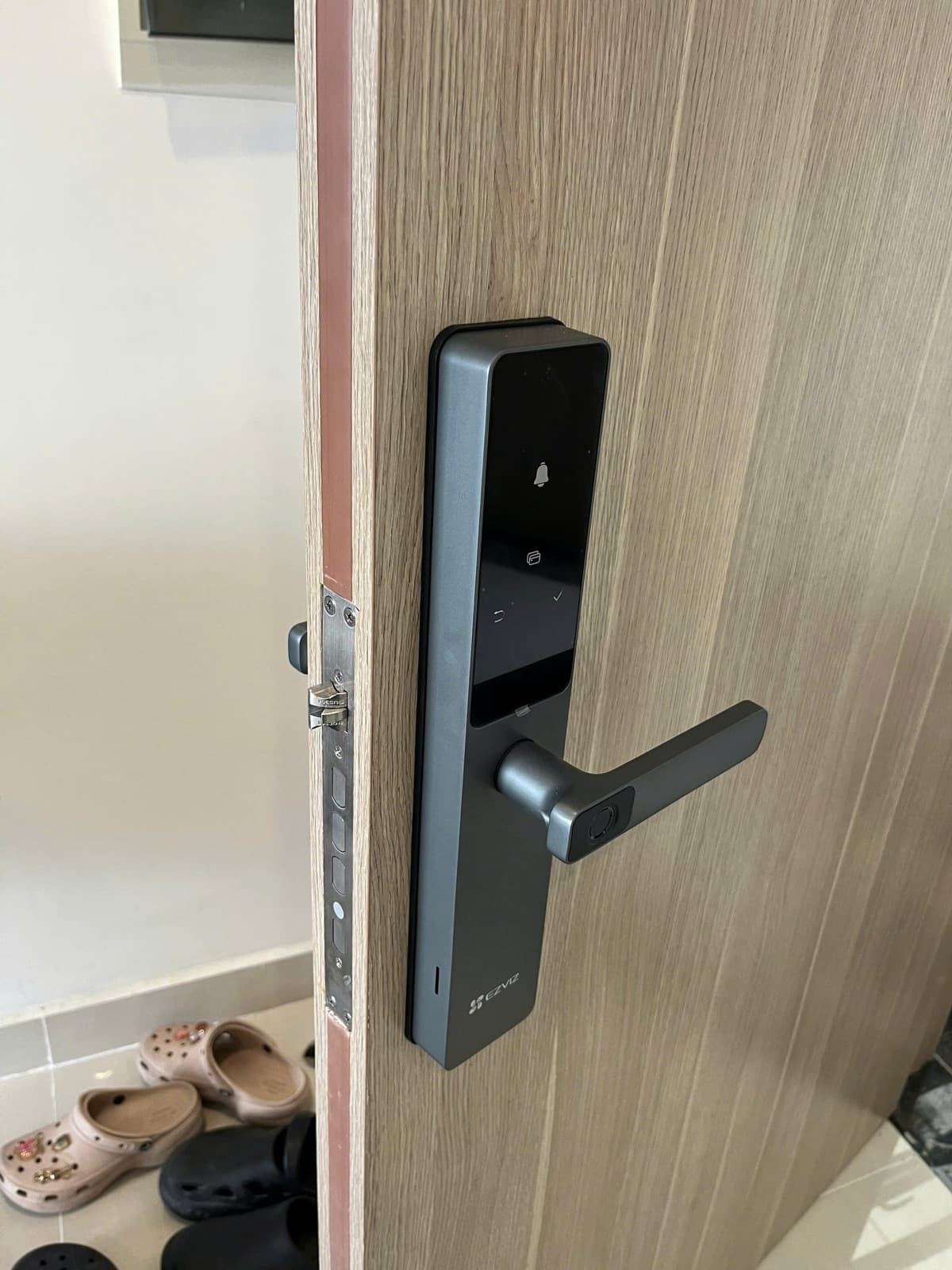 Khoá điện tử lắp cửa gỗ — công trình thực tế doorlock.vn (20/06/2026)