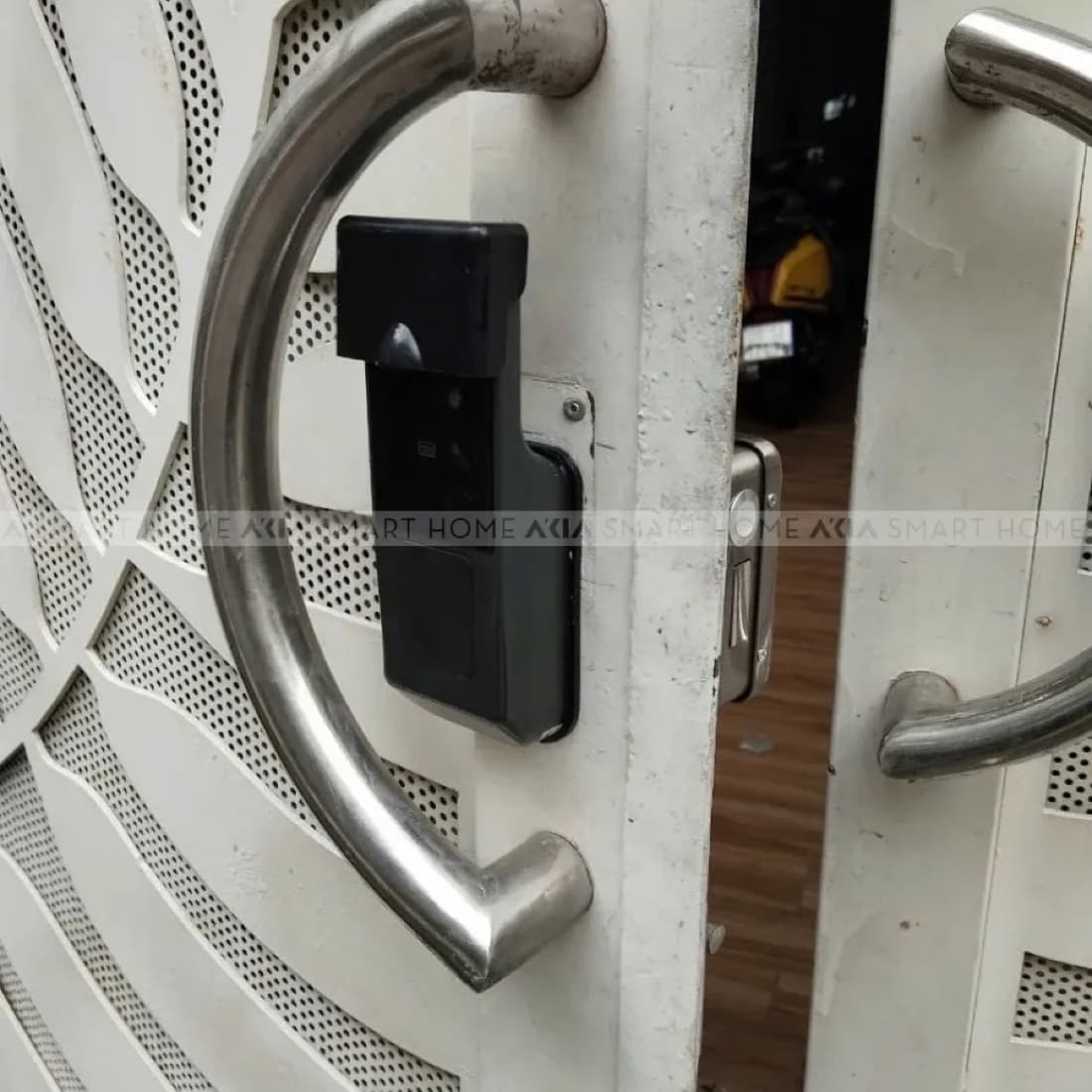 Khóa cổng AKIA G05 lắp thực tế trên cổng sắt