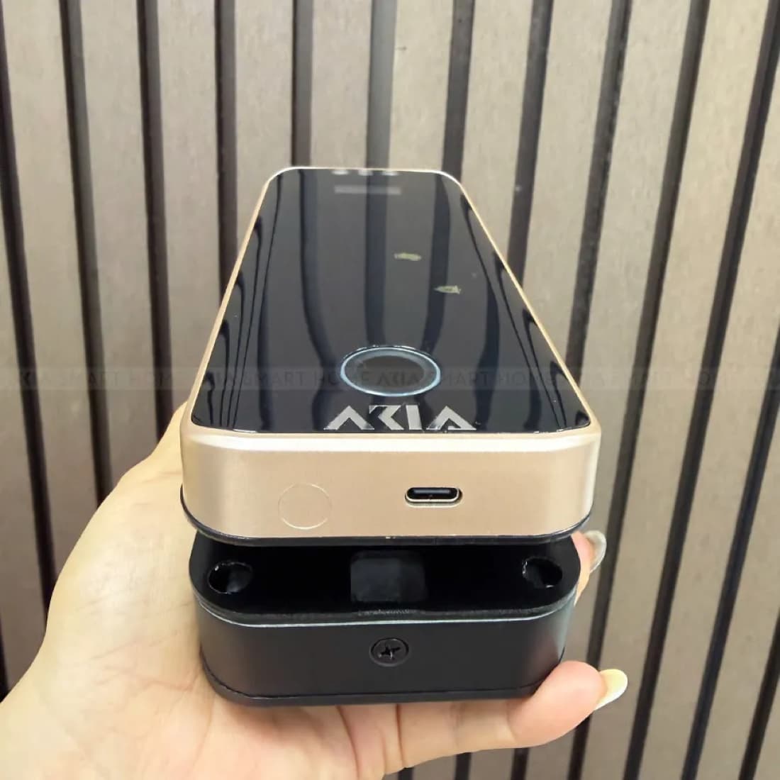 Khóa cửa kính AKIA AZT-18 Pro lắp trên cửa kính