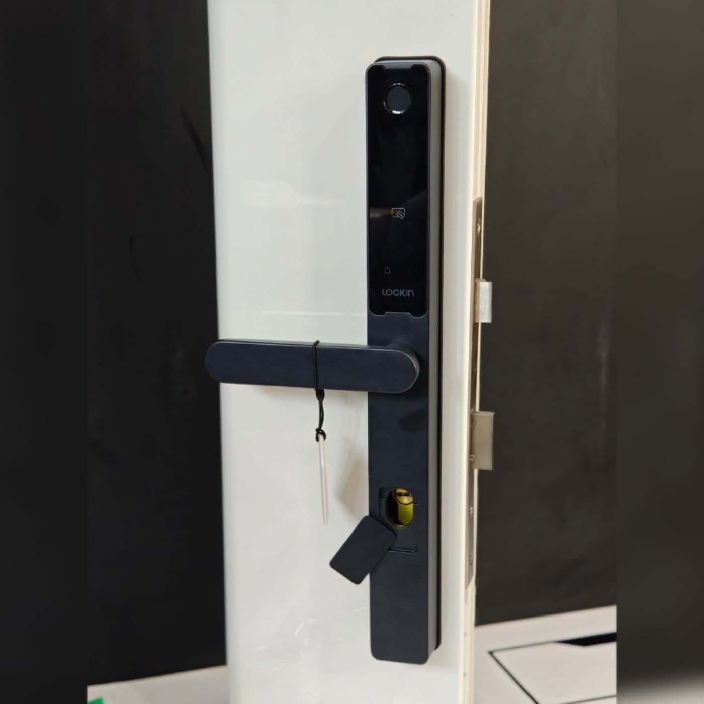 Khóa vân tay Lockin Slim Lock lắp trên cửa nhôm