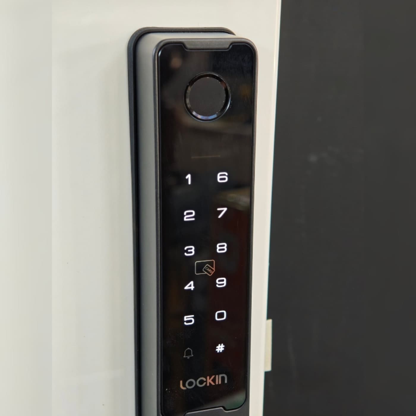 Tay gạt khóa Lockin Slim Lock trên cửa nhôm