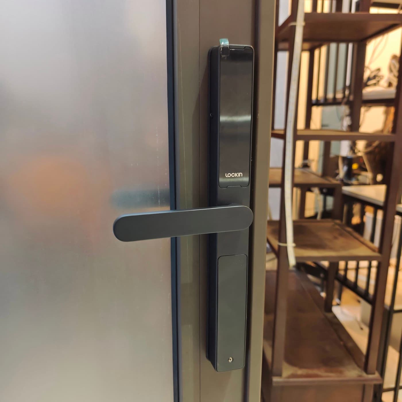 Khóa Lockin Slim Lock lắp đặt thực tế trên cửa nhôm