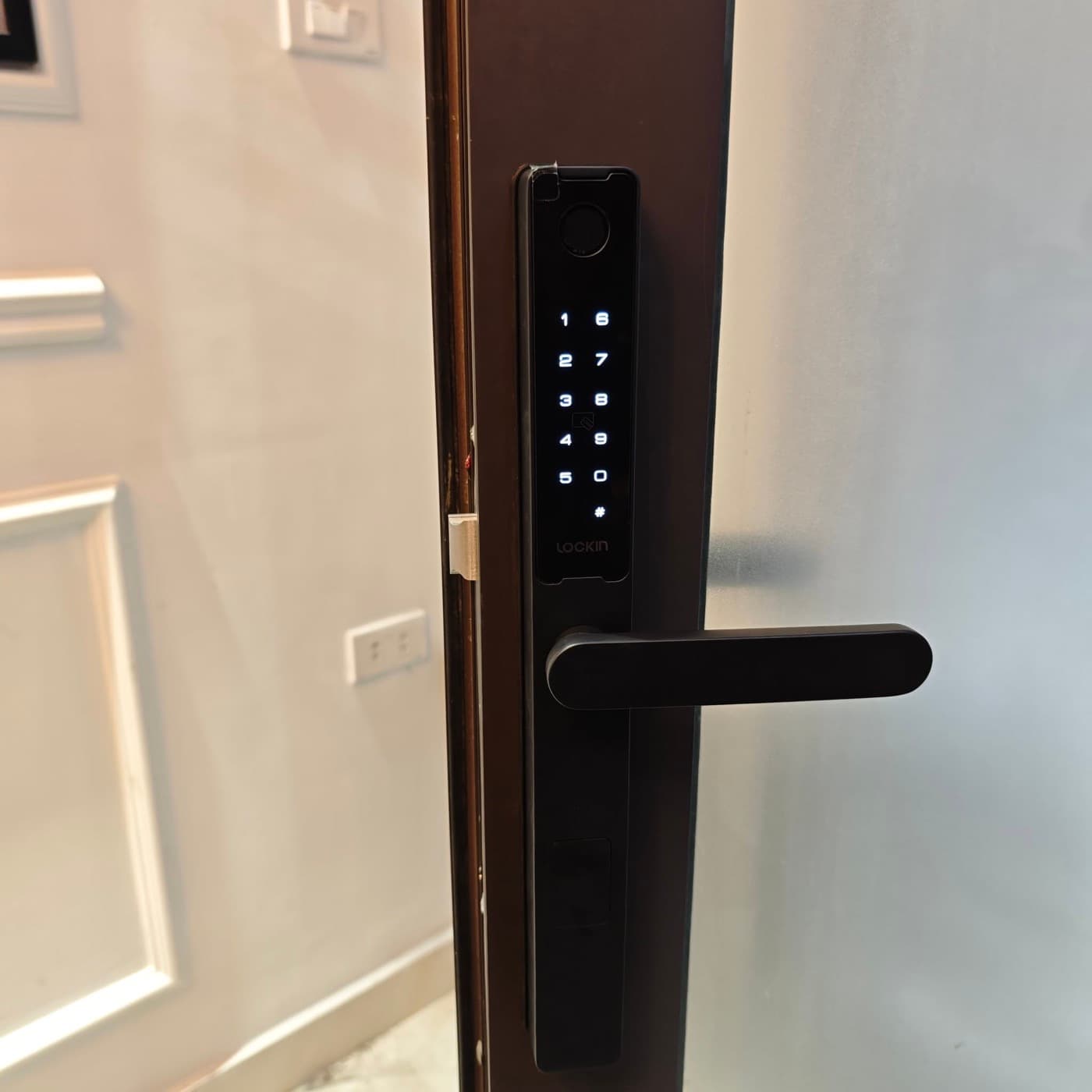 Khóa Lockin Slim Lock lắp trên cửa nhôm nhà phố