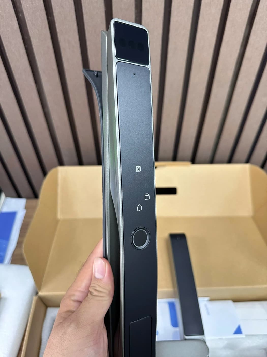 Ảnh thực tế khóa AKIA N68 cửa nhôm: module khuôn mặt, NFC và cảm biến vân tay