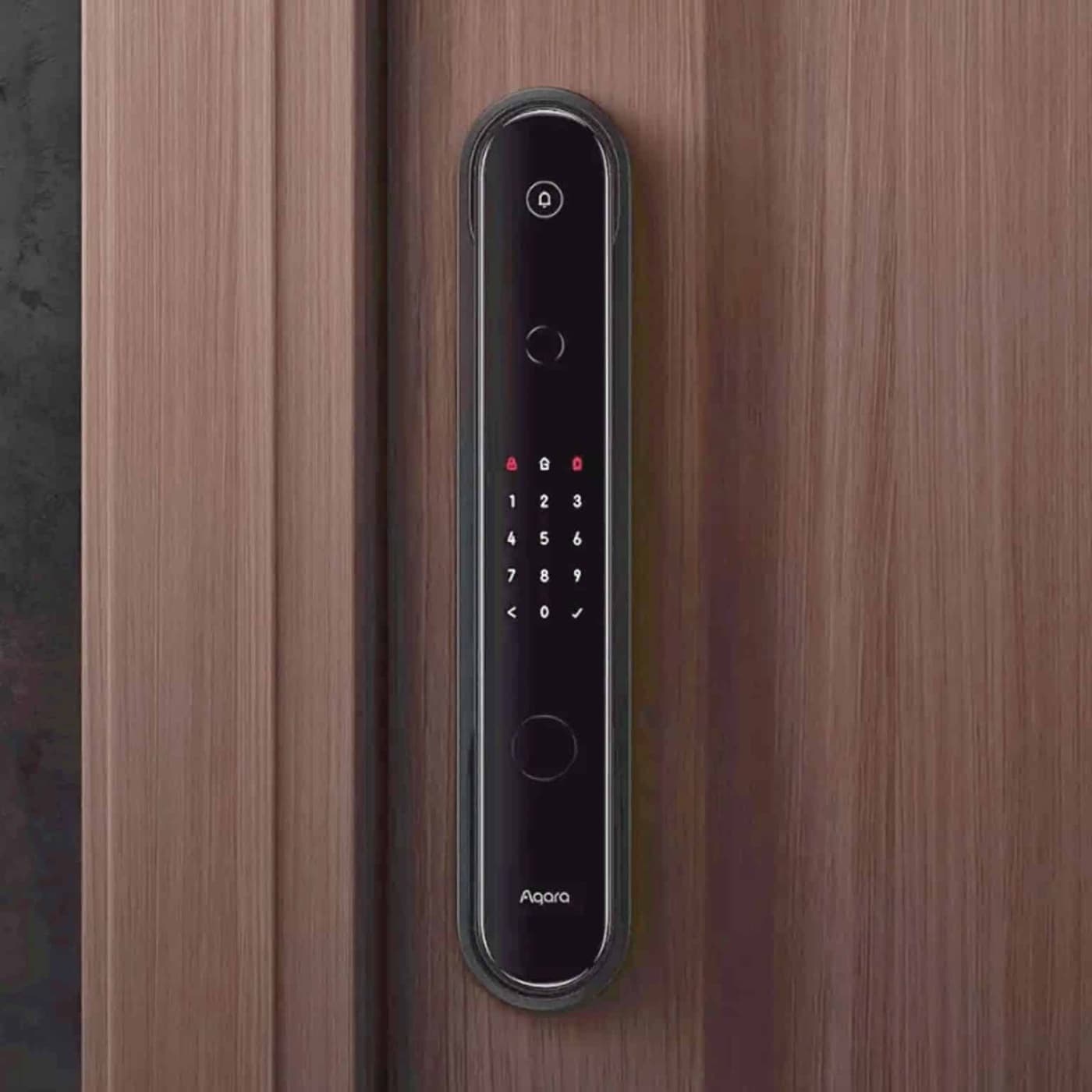 Khóa vân tay Aqara D100 Zigbee trên cửa gỗ, bàn phím cảm ứng và cảm biến vân tay