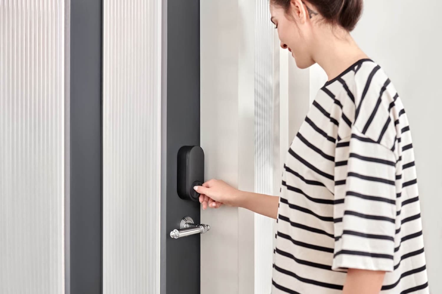 Thân khóa Aqara U200 lắp đè (retrofit) lên ổ khóa hiện có ở mặt trong cửa