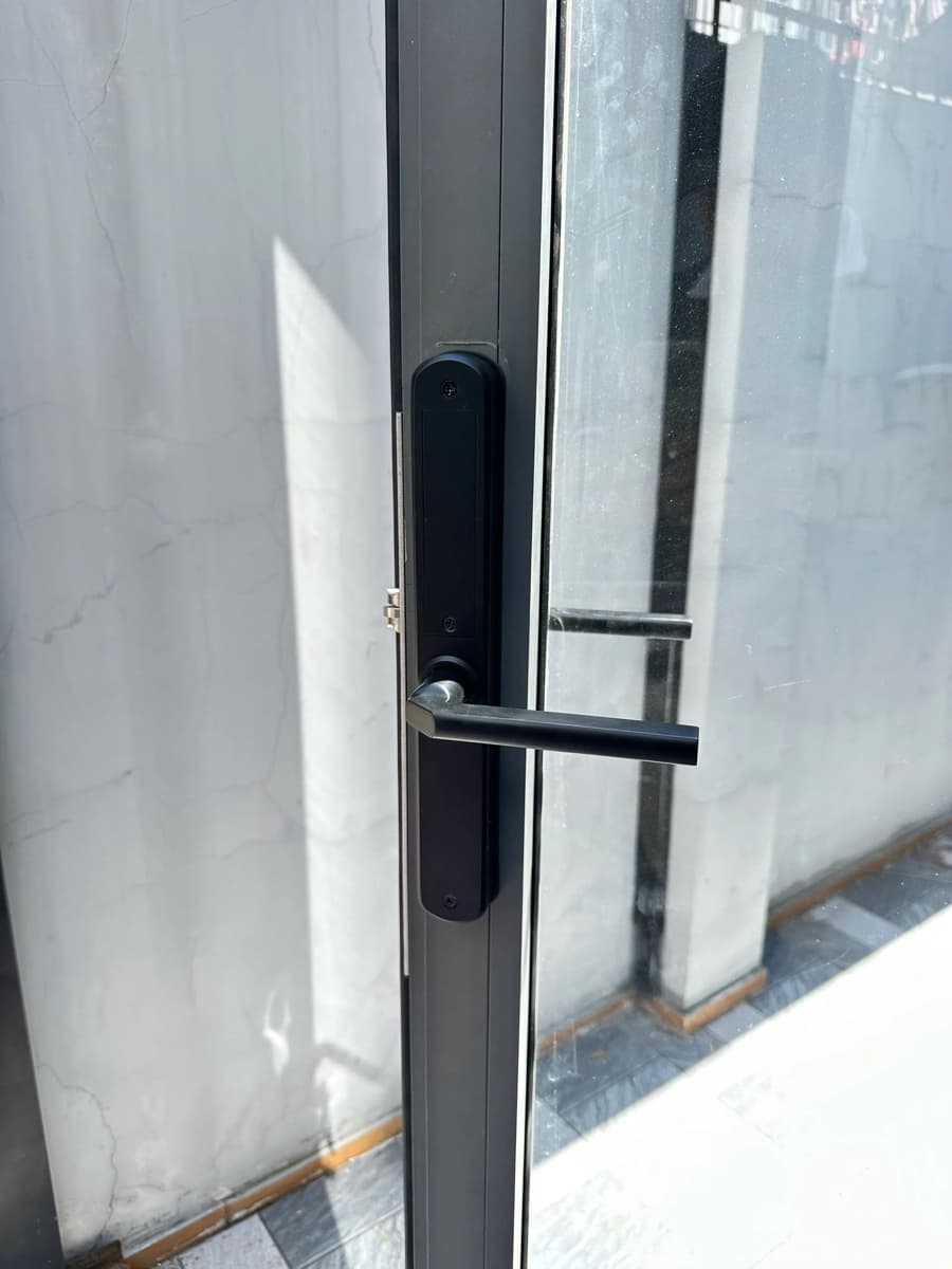 Khóa vân tay AKIA SL210 lắp thực tế trên cửa nhôm kính