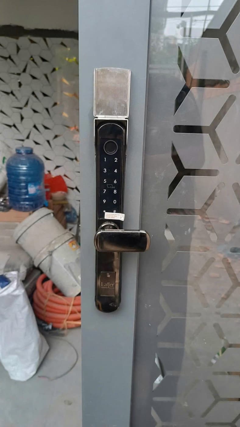 Khóa vân tay Laffer XF19 2F lắp trên cửa nhôm, bàn phím và cảm biến vân tay