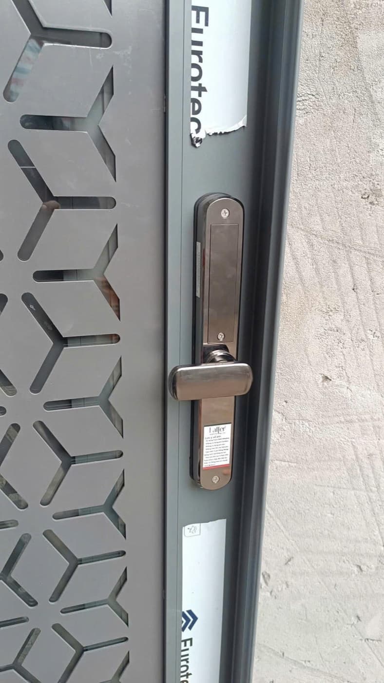 Khóa Laffer XF19 2F lắp trên cửa nhôm/sắt, tay gạt và ổ khóa cơ