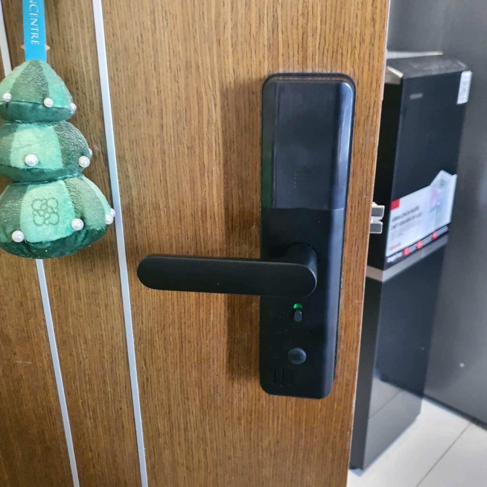 Khoá điện tử lắp cửa nhôm kính — công trình thực tế doorlock.vn (08/06/2026)