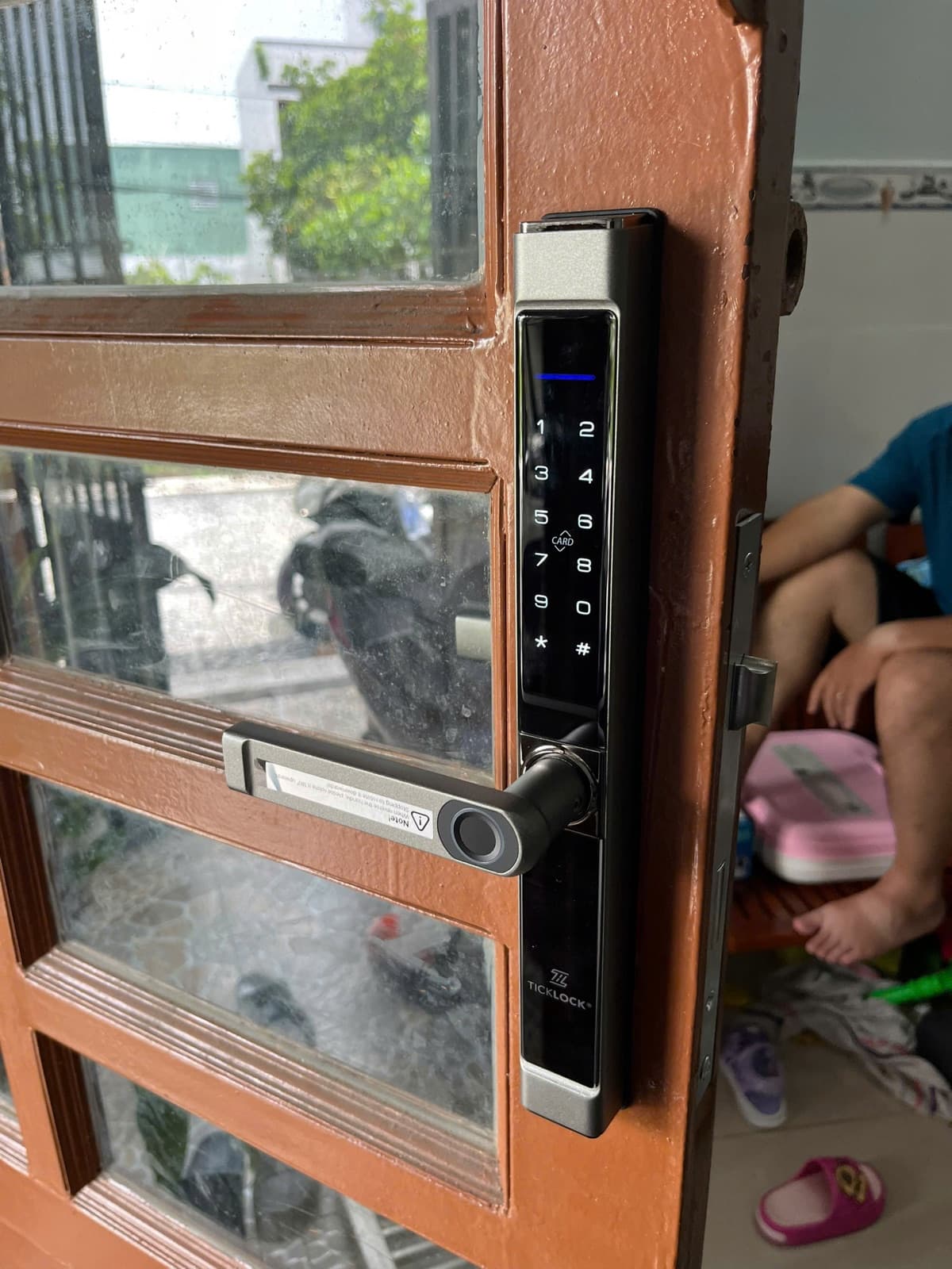 Khoá điện tử lắp cửa nhôm kính — công trình thực tế doorlock.vn (11/06/2026)