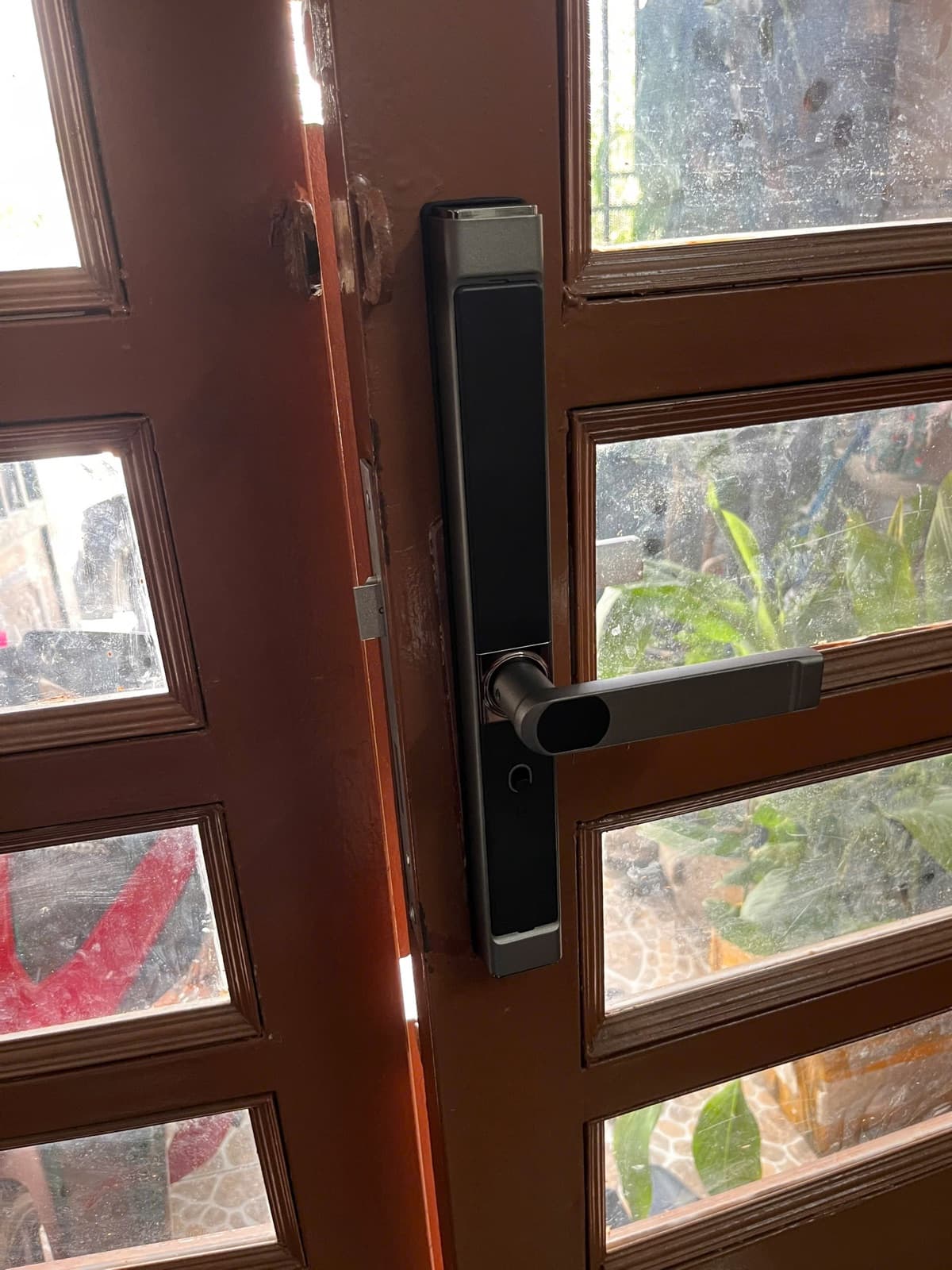 Khoá điện tử lắp cửa nhôm kính — công trình thực tế doorlock.vn (11/06/2026)