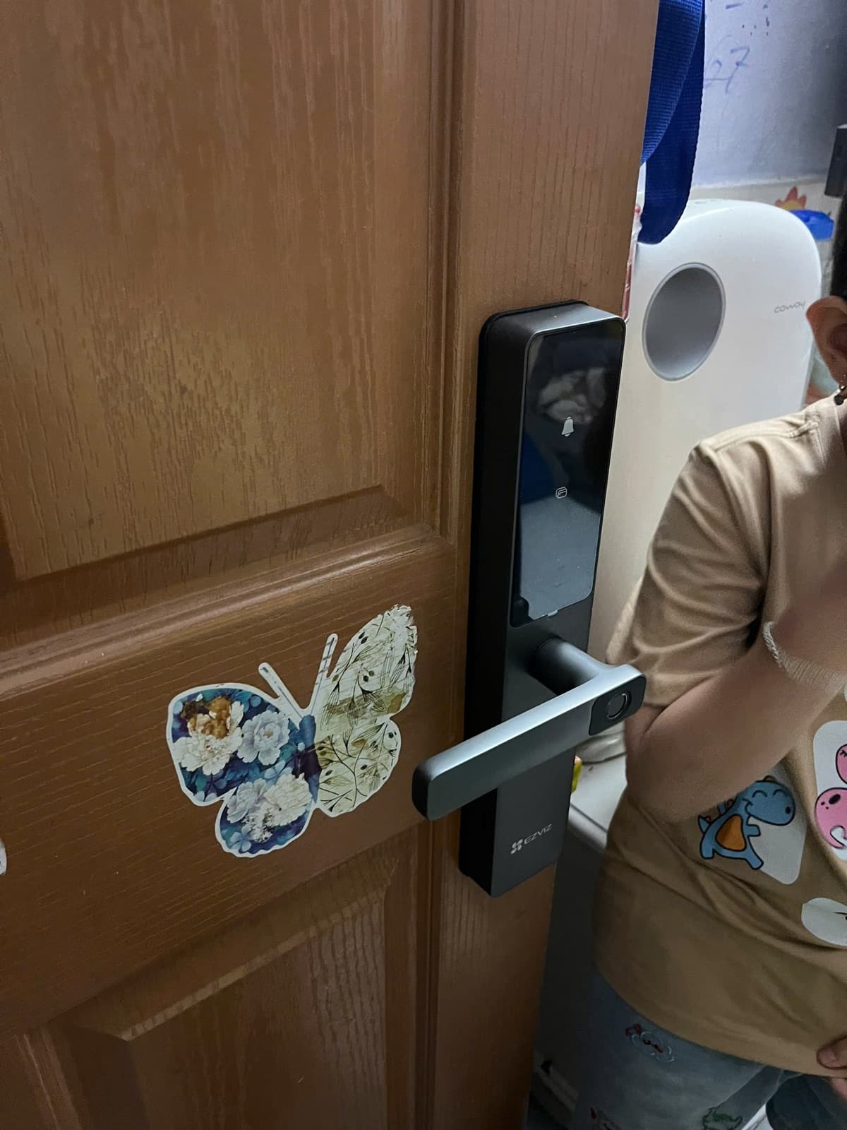 Khoá điện tử lắp cửa nhôm kính — công trình thực tế doorlock.vn (11/06/2026)