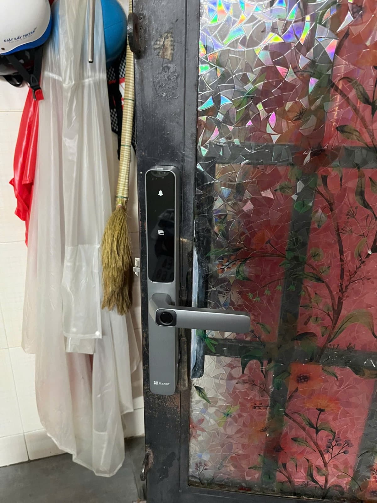 Khoá điện tử lắp cửa nhôm kính — công trình thực tế doorlock.vn (11/06/2026)