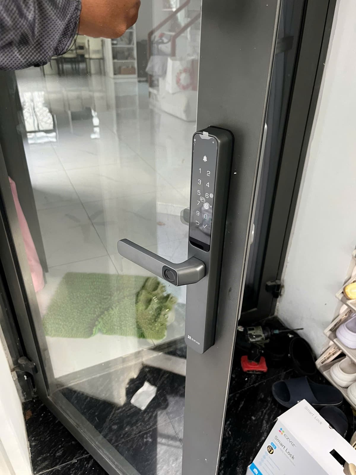Khoá điện tử lắp cửa nhôm kính — công trình thực tế doorlock.vn (14/06/2026)