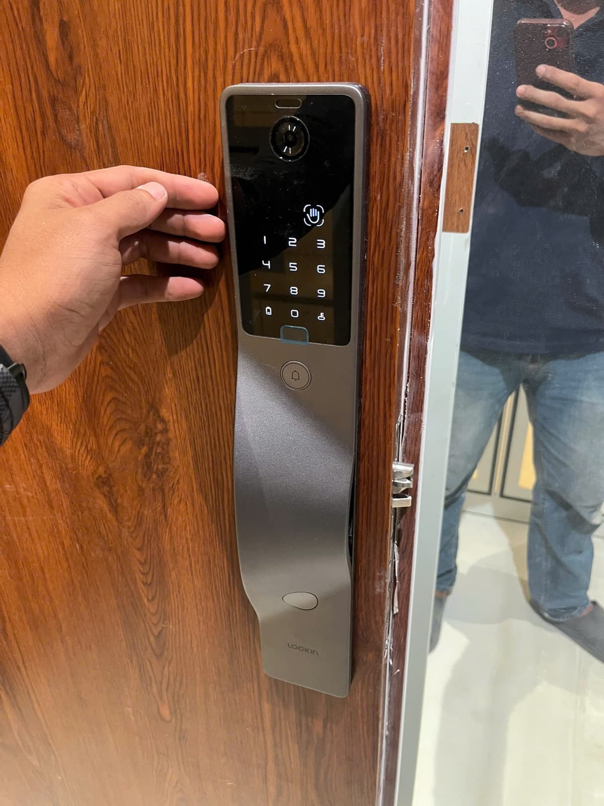 Khoá điện tử lắp cửa nhôm kính — công trình thực tế doorlock.vn (18/06/2026)